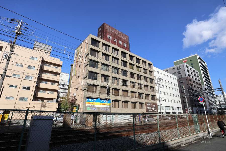 ローズコーポ第2新大阪の遠景。敷地南側には道路を挟んで阪急京都線が走っています。