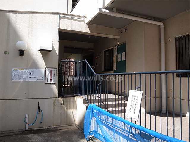 エントランス（管理人室と共用ポスト）