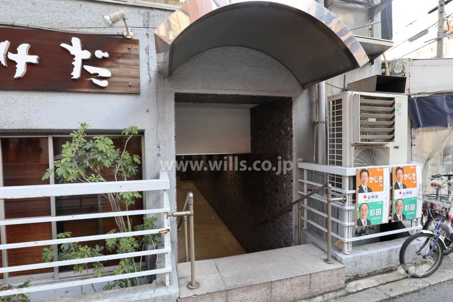 西側エントランス