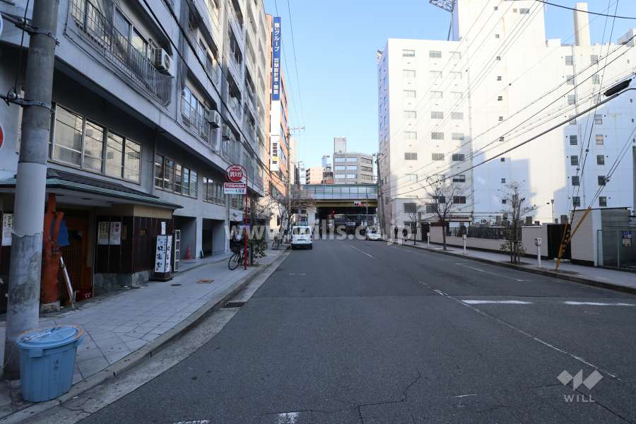敷地南側の前面道路（近くを新御堂筋と大阪メトロ御堂筋線が走っています。）
