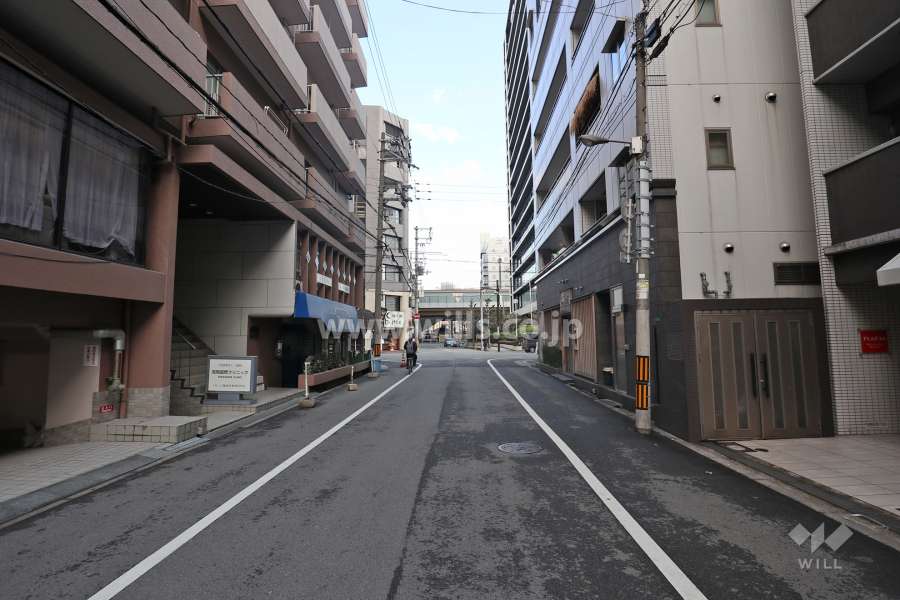 チサンマンション新大阪の南側前面道路（そばには新御堂筋と大阪メトロ御堂筋線が走っています）