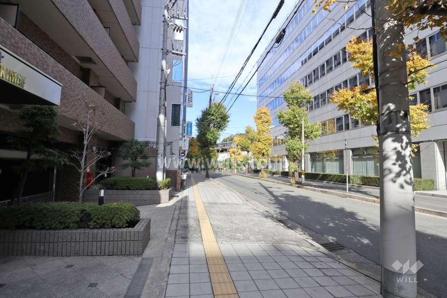 前面道路（北側にはＪＲの線路が走っています）