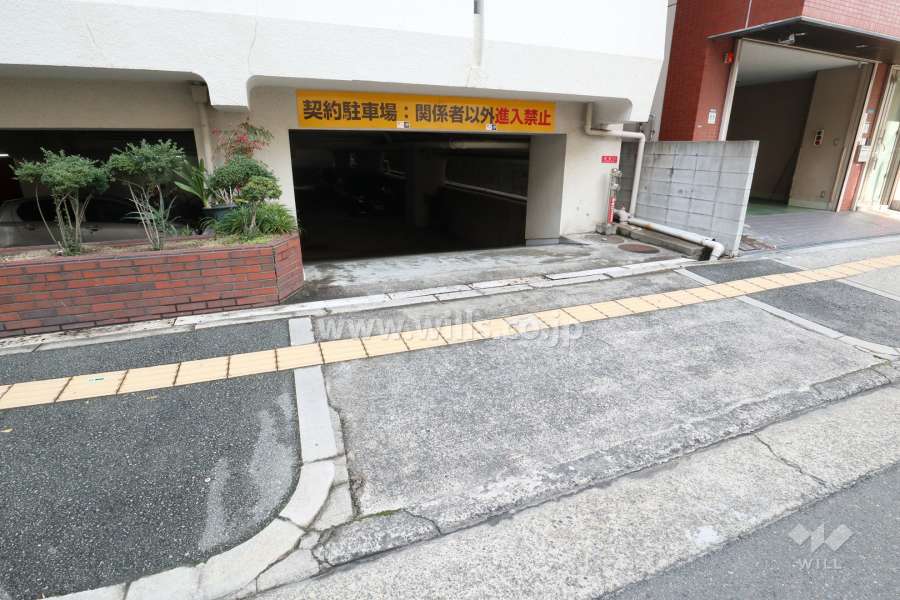 駐車場出入り口