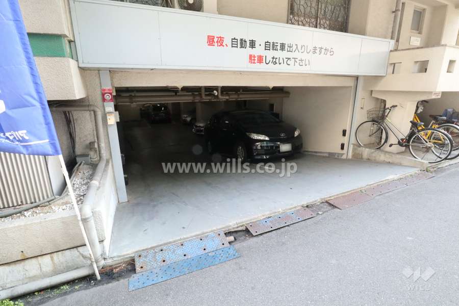 駐車場出入り口