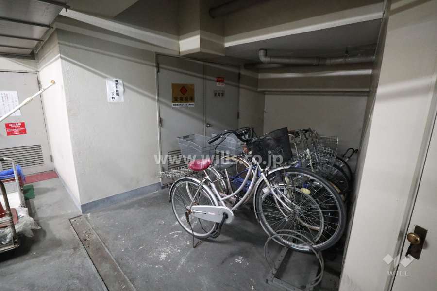 屋内に設けられた駐輪場