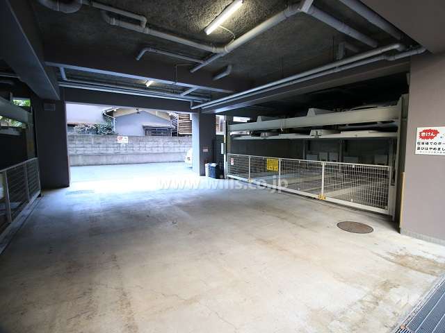 敷地内駐車場（屋内機械式）