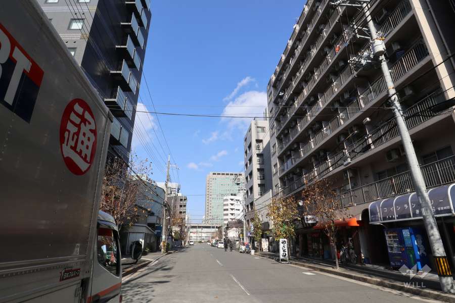 敷地西側の前面道路
