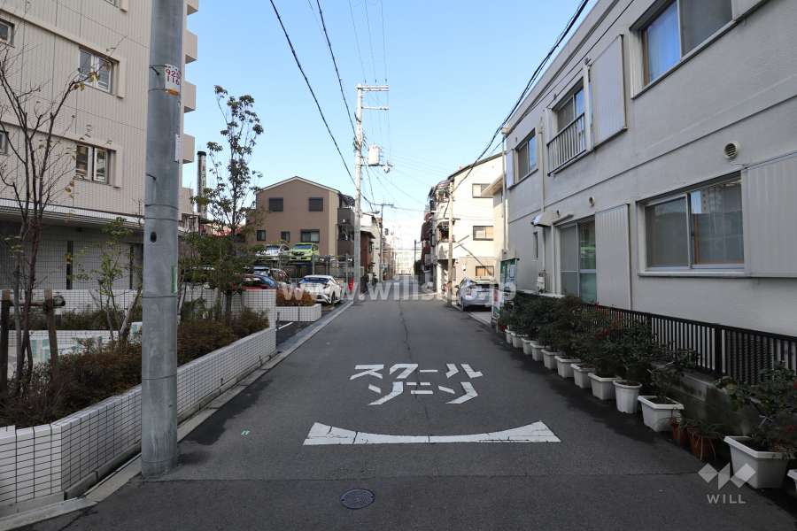敷地東側の前面道路（南側から）