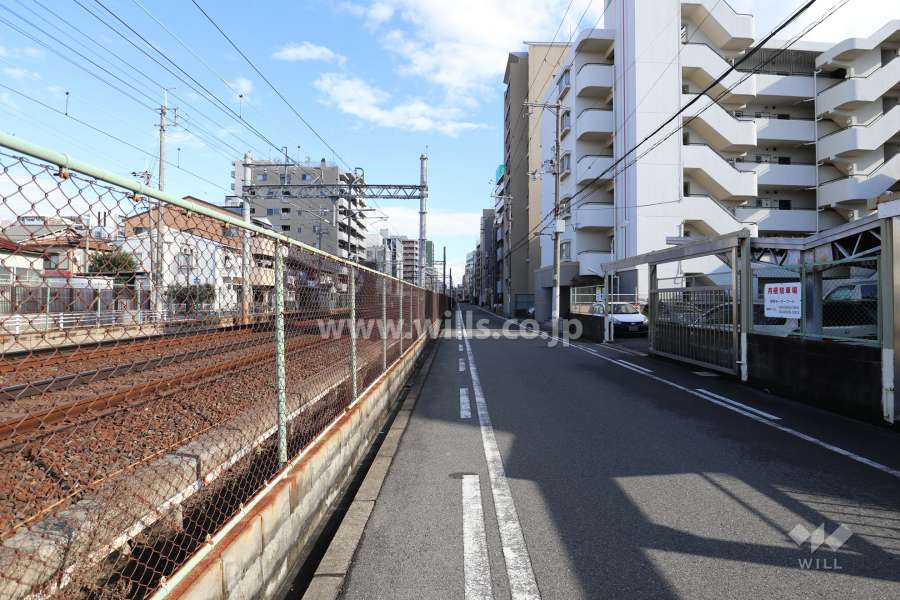 敷地北側には道路を挟んで阪急京都線が走っています。