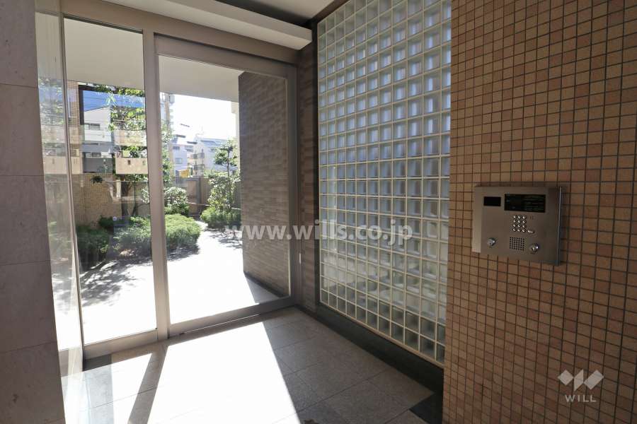 エントランスはオートロック付きです。