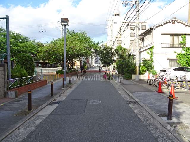 物件の北側前面道路（西側から）