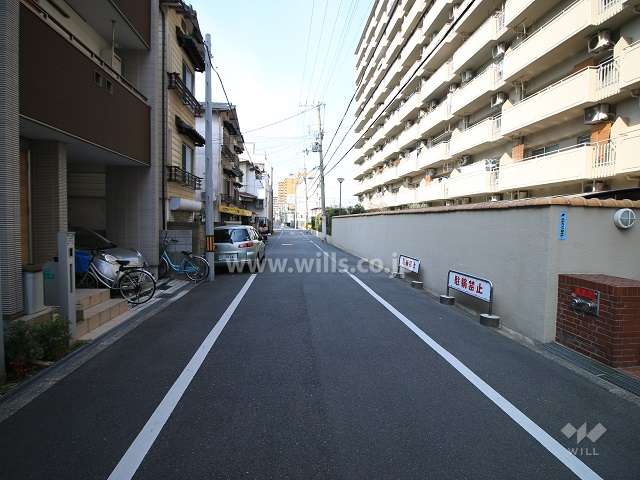 敷地南側の前面道路（東側から）