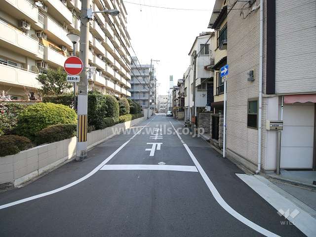 敷地南側の前面道路（西側から）