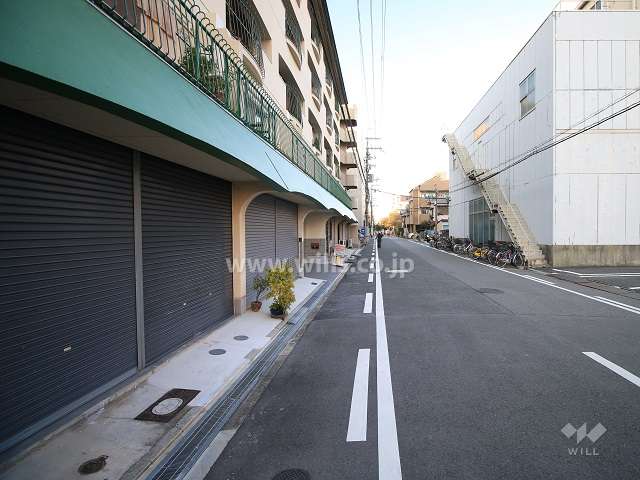 敷地北側の前面道路（東から）