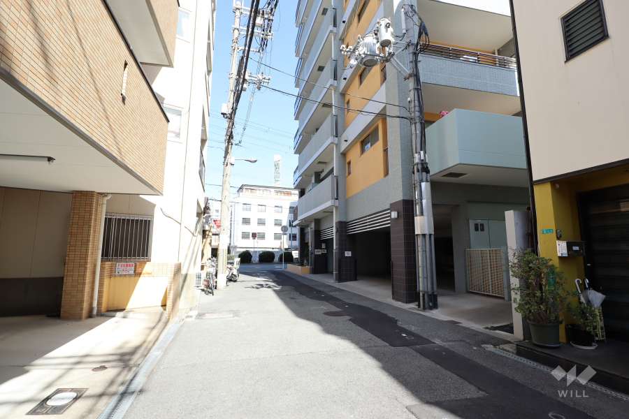 敷地西側の前面道路