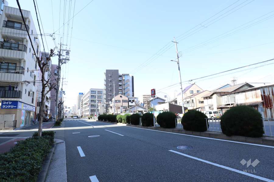 敷地北側の前面道路。片道二車線の「淀川通」です。