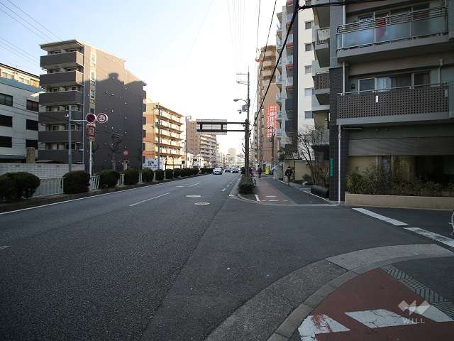 敷地北側の前面道路（西側から）