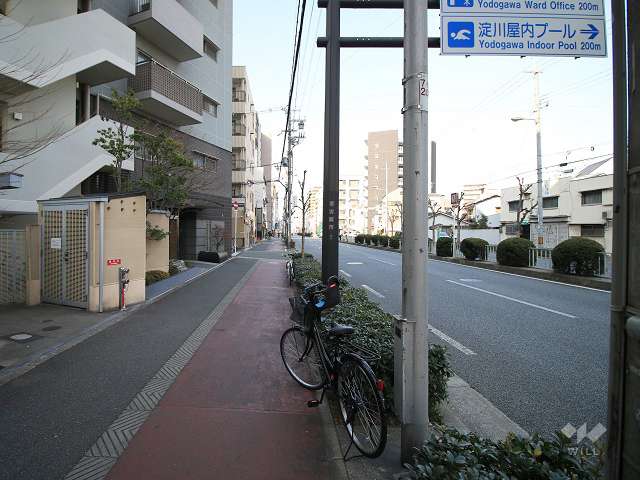 敷地北側の前面道路（東側から）
