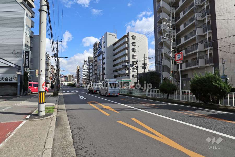 敷地南東側の前面道路。4車線のバス通りです。