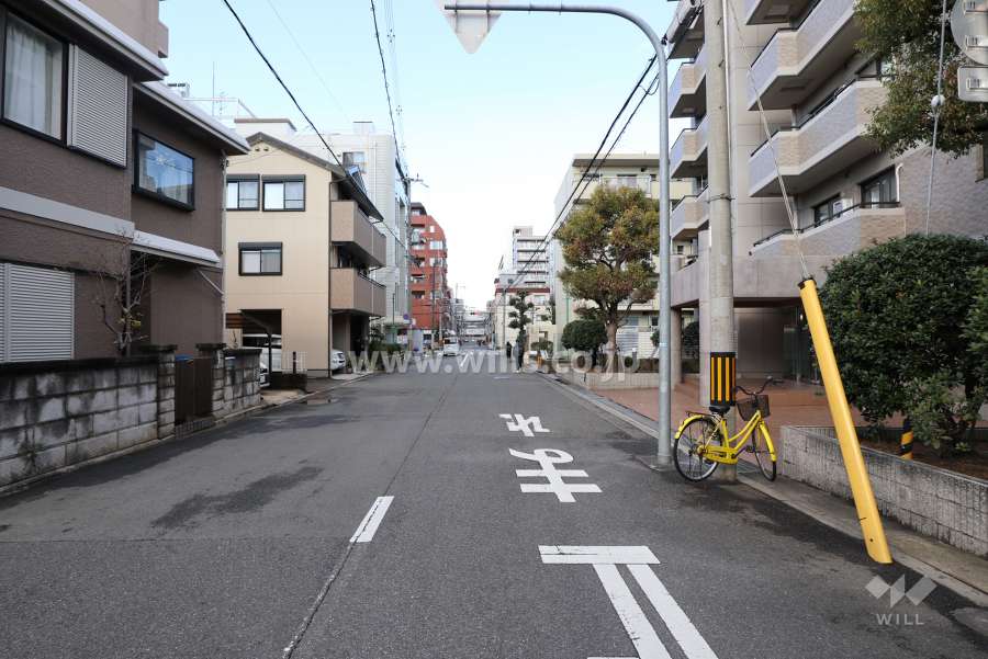 敷地西側の前面道路