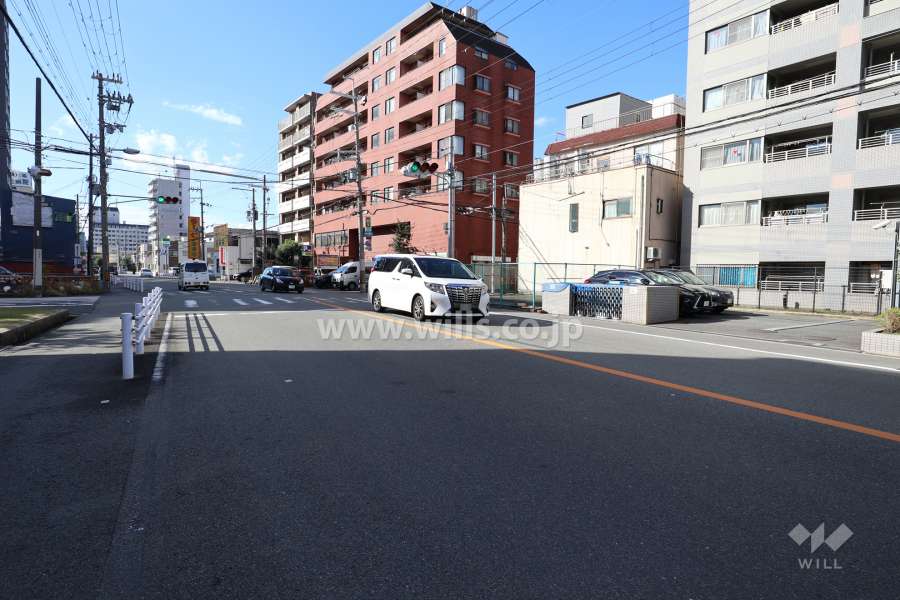 敷地南側の前面道路。2車線のバス通りです。