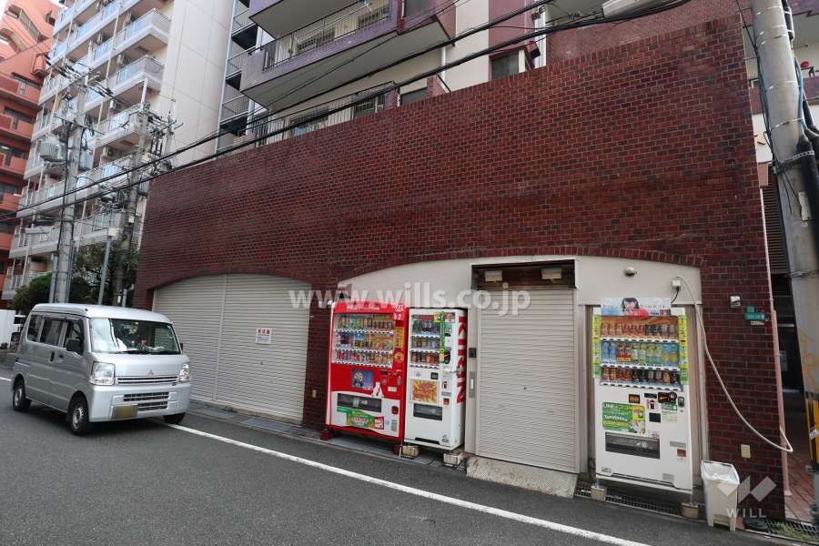 建物1階部分には店舗が入っています。