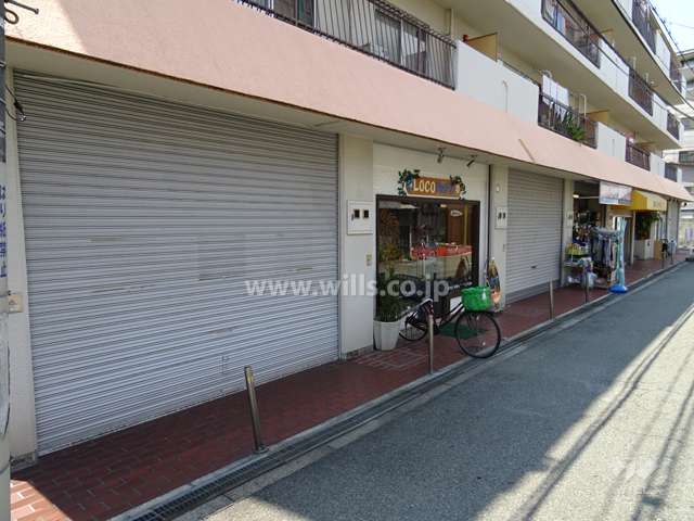 1階部分には店舗が入っています。