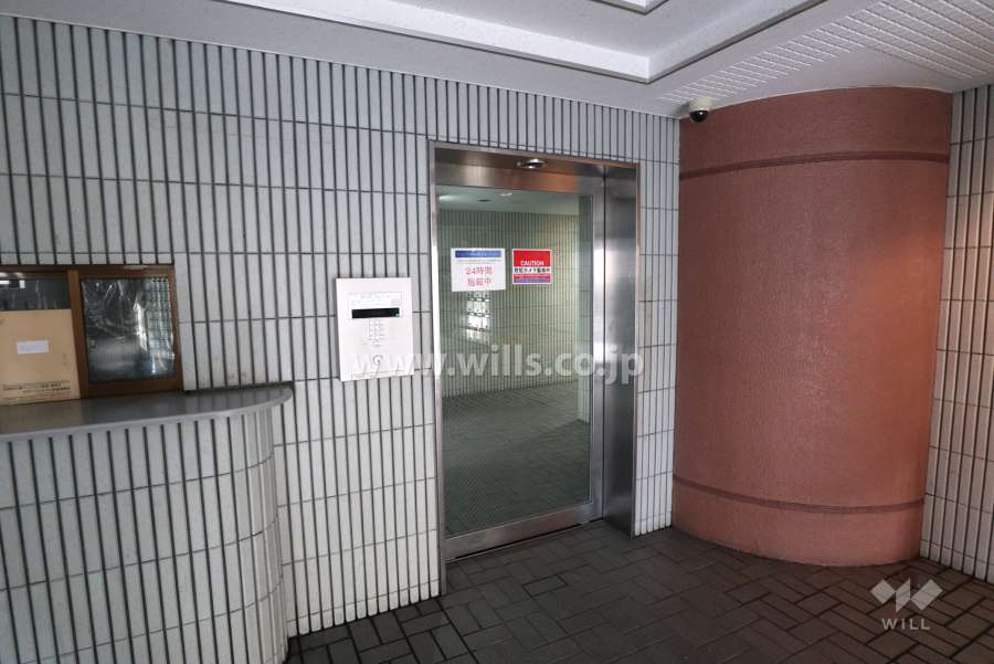 エントランスはオートロック付きです。