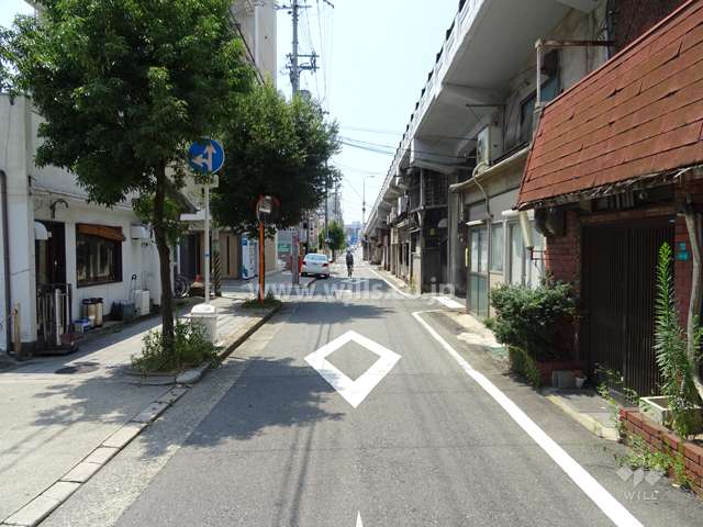 敷地西側の前面道路