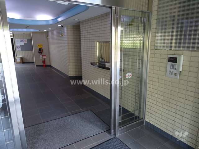 エントランスはオートロック付です。