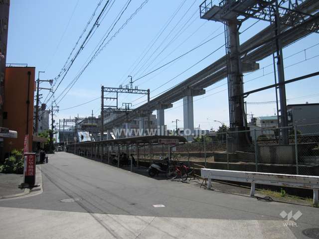 敷地西側には阪急宝塚線と大阪モノレール線が走っています。