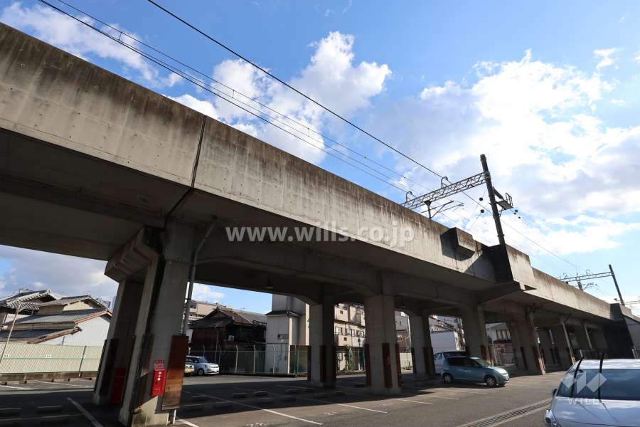 敷地のすぐ東側には阪急宝塚線の線路が走っています。