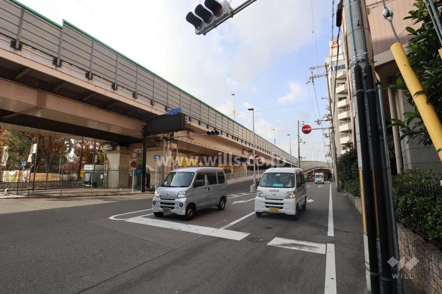 敷地南西側の前面道路。十三バイパスの入口があります。