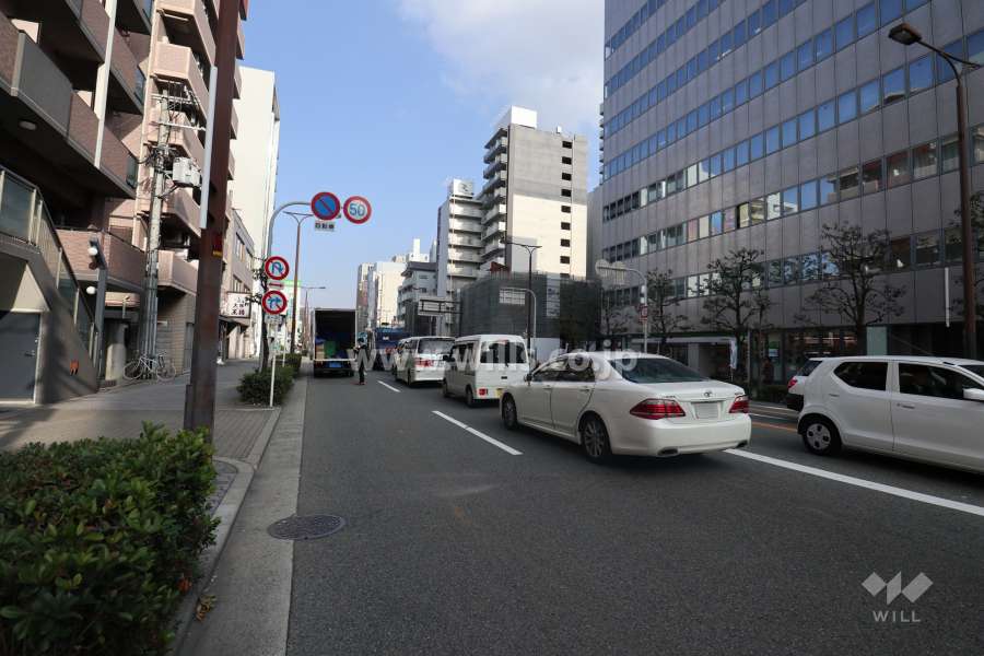 敷地南東側の前面道路。4車線のバス通りです。