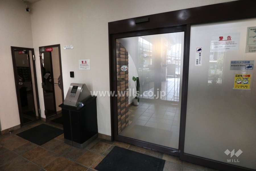 エントランスはオートロック付きです。