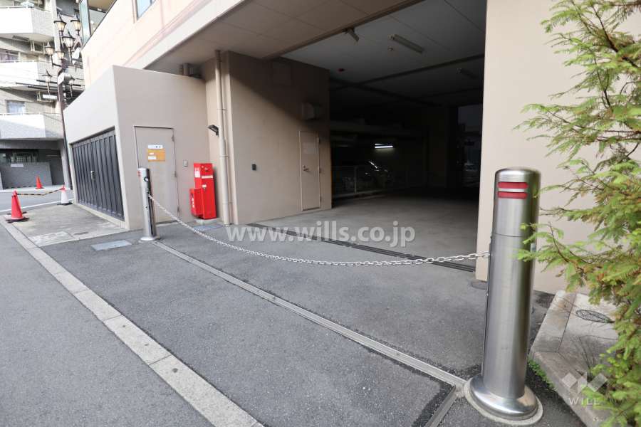 駐車場出入り口（ロボットゲート付き）