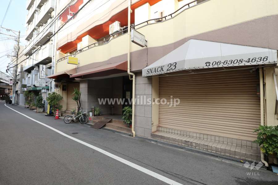 1階部分には商業施設が入っています。