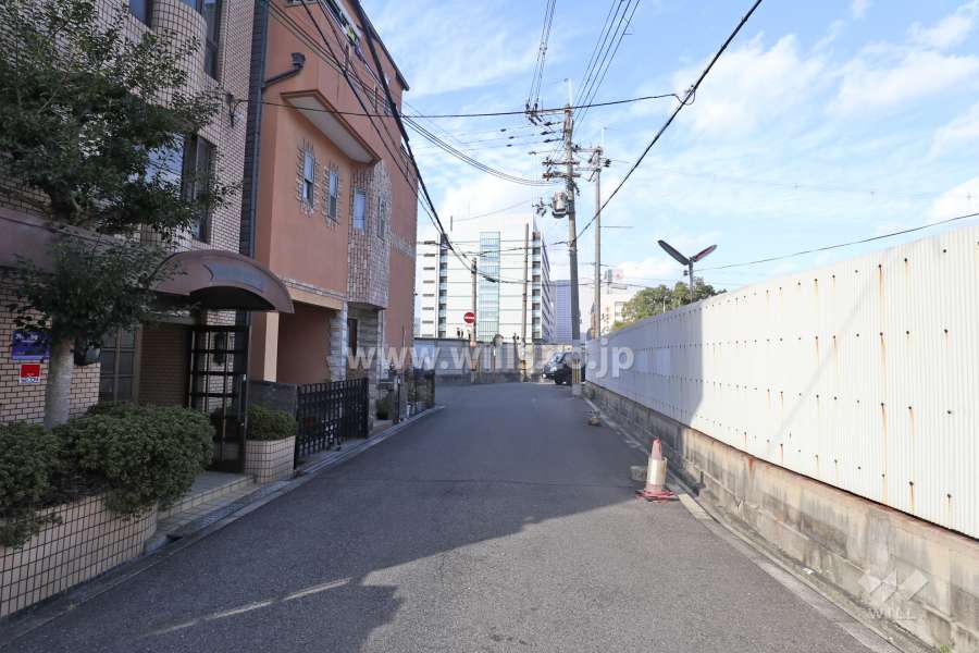 敷地東側の前面道路（南側から）