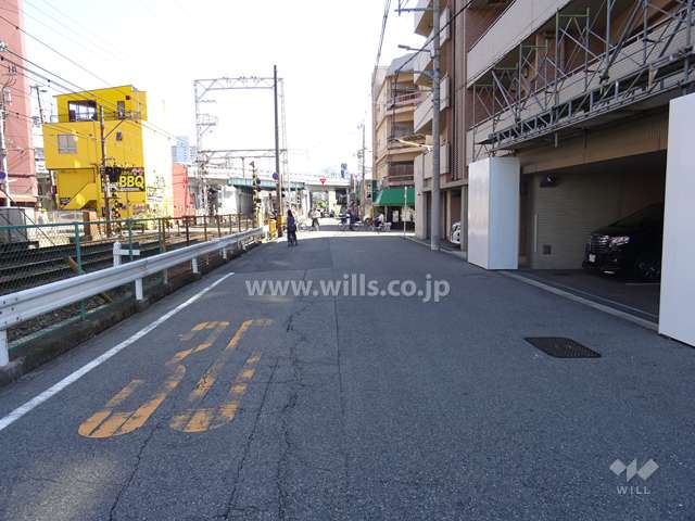 敷地東側の前面道路（北側から）