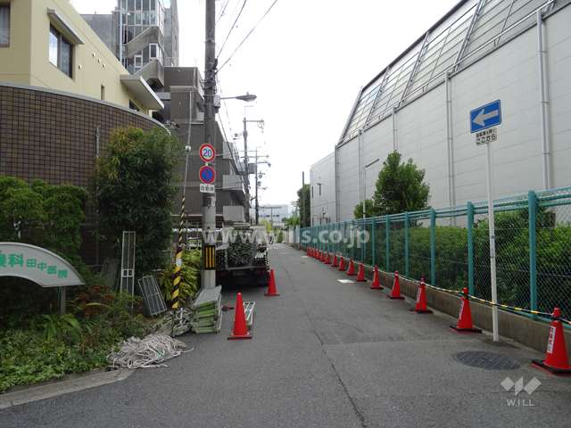 敷地北側の前面道路(東側から)
