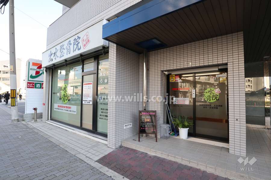 建物1階部分は店舗が入っています。