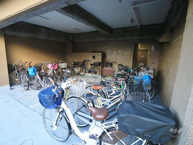 屋内に設けられた駐輪場