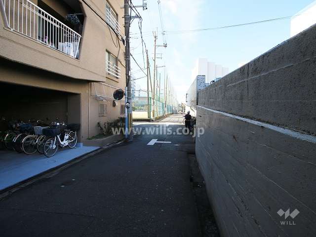 敷地北側の前面道路（東側から）