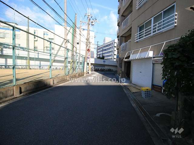 敷地西側の前面道路（南側から）