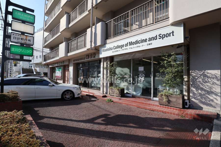 建物1階部分は店舗が入っています。