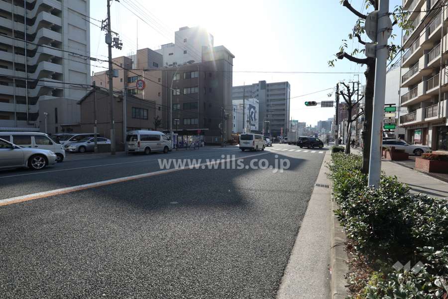 敷地東側の前面道路。4車線のバス通りです。