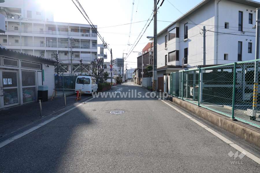 敷地西側の前面道路
