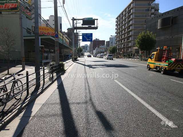 敷地西側の前面道路（北側から）