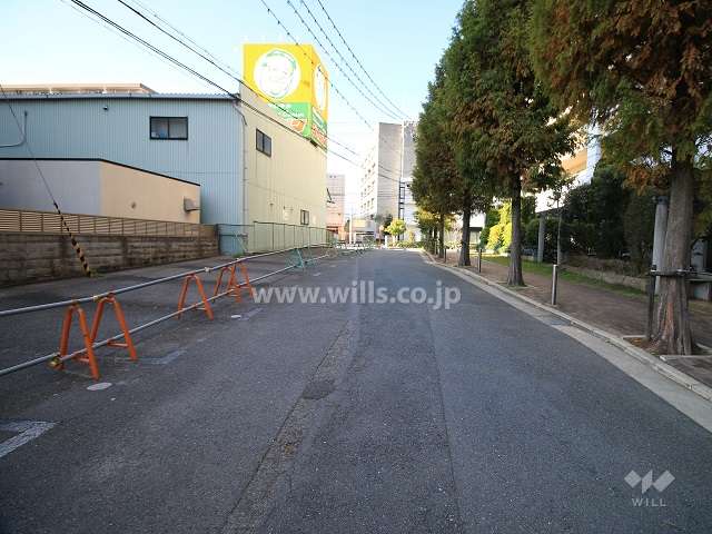 敷地南側の前面道路（東側から）