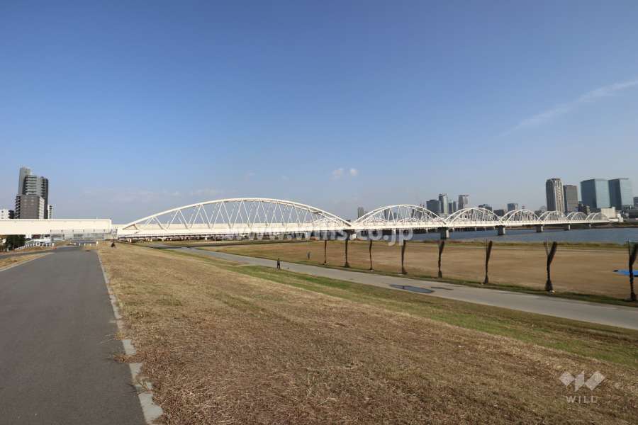 敷地の南東側には淀川が流れています。